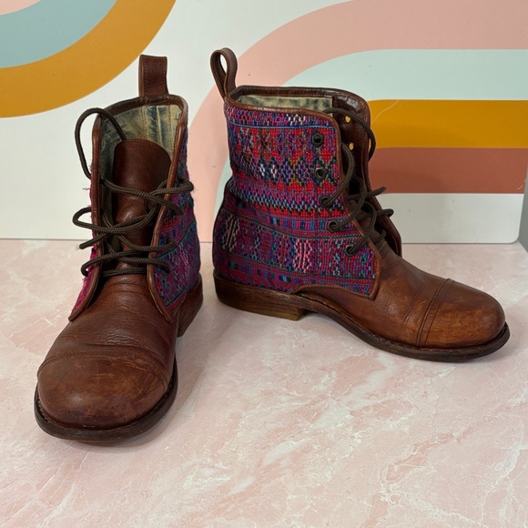 Vintage-Inspired Lace-Up Boots with Embroidered  Flowers. - Picture 1 of 12